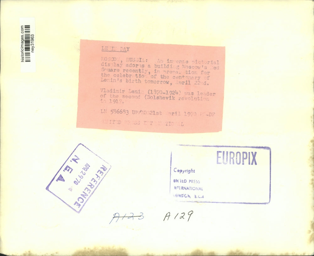 1970 Press Photo Display Adorns Building in Preparation For V. Lenin's Birthday