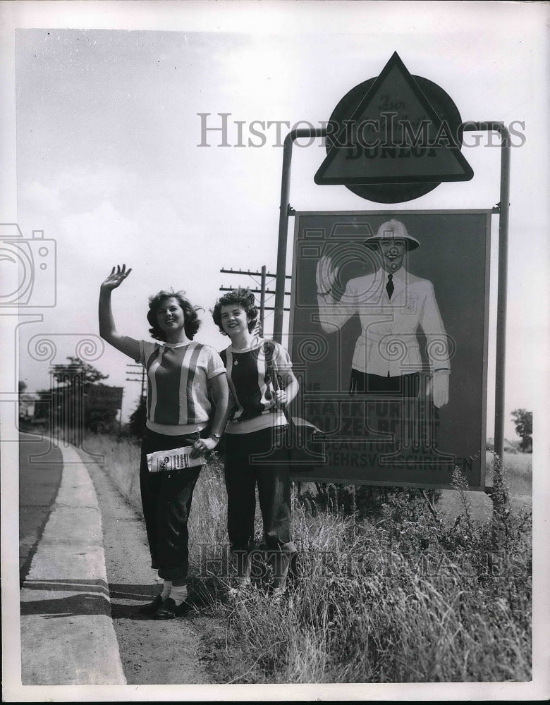1950 Press Photo Lovely Ladies Try to Hitch Ride on Frankfurt Highway in Germany
