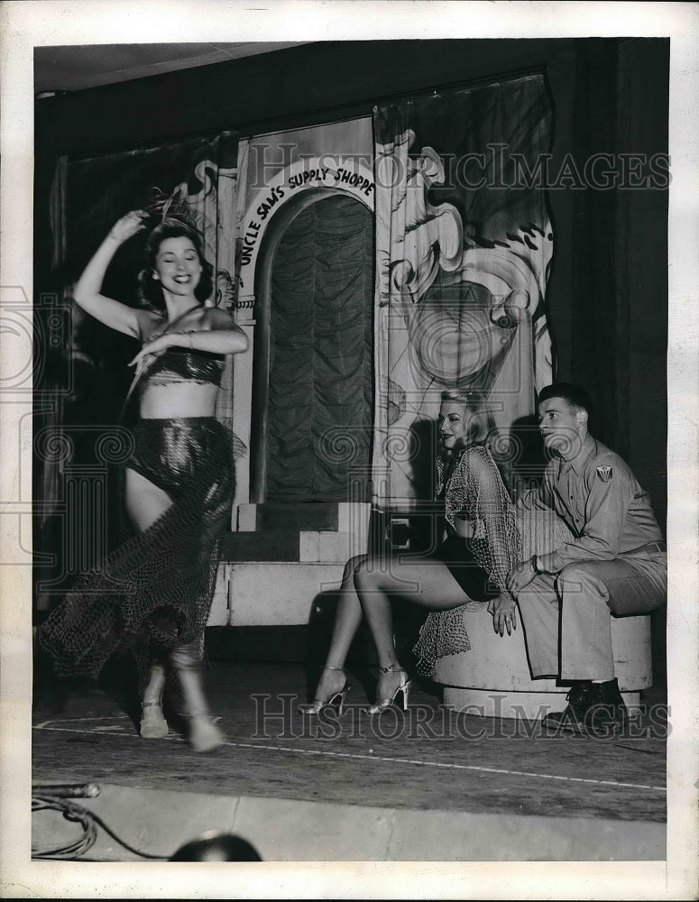 1944 Press Photo Lovely Ladies in Skit Entitled Uncle Samme's Supply Shop Ltd.