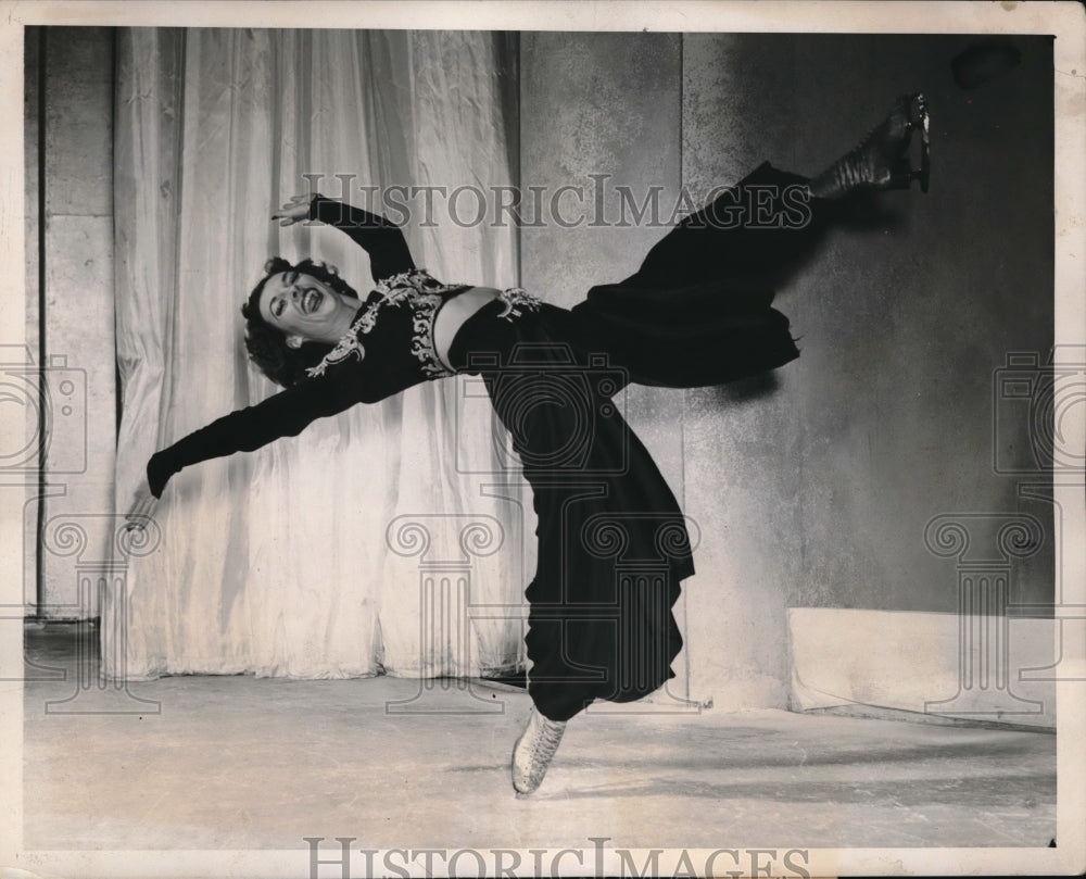 1940 Press Photo Ice Skater Does Gyrations That Would be Difficult Off The Ice