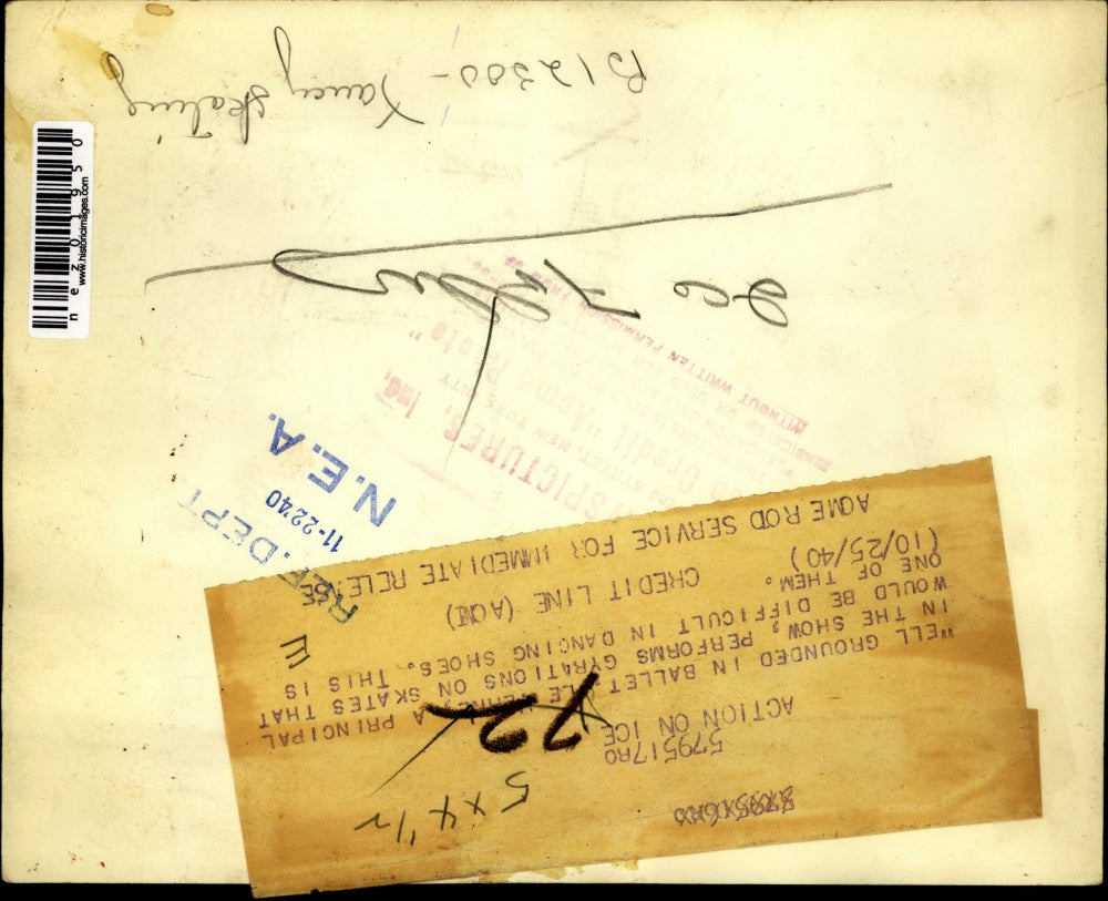 1940 Press Photo Ice Skater Does Gyrations That Would be Difficult Off The Ice