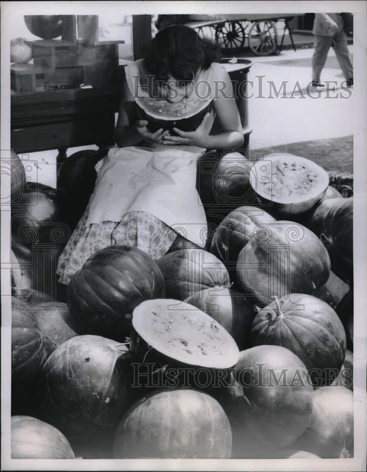 1958 Press Photo Woman In Rome Samples Own Melon In Open Air Market- Historic Images