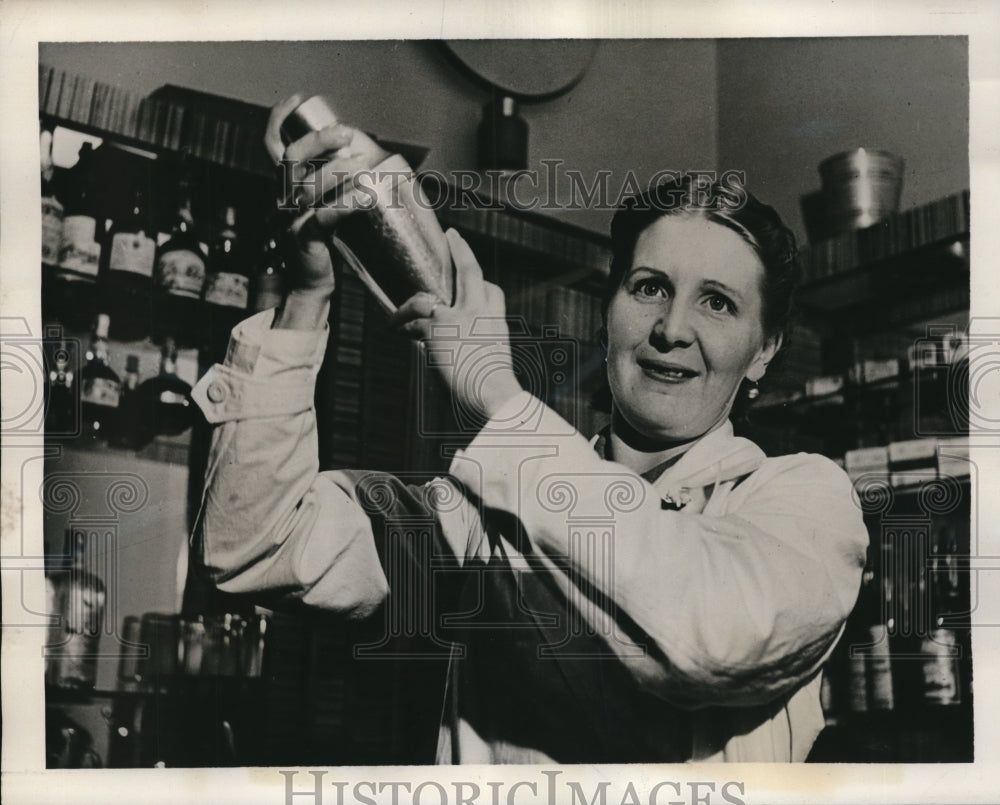 1940 Press Photo Head Bartender at The Torni, Skyscraper Hotel in Helsinki- Historic Images