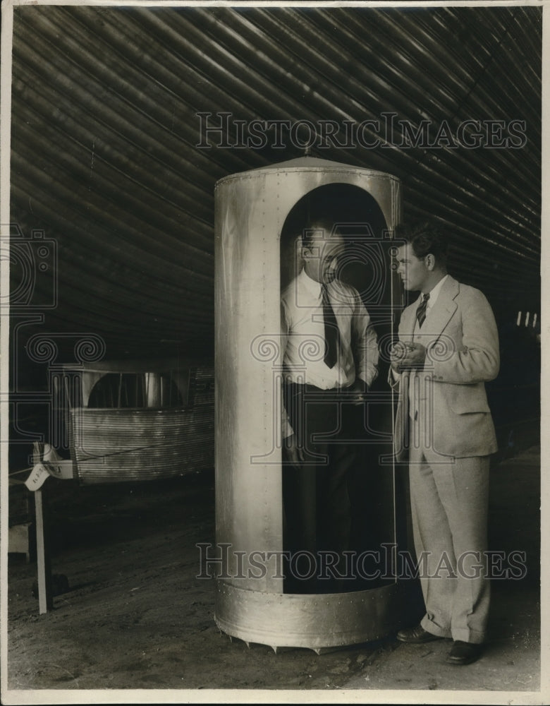 1928 Press Photo NEA Newspaper Man with Engineer LR Hopkins and Strange Device