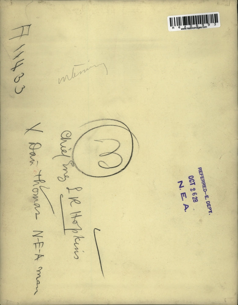 1928 Press Photo NEA Newspaper Man with Engineer LR Hopkins and Strange Device