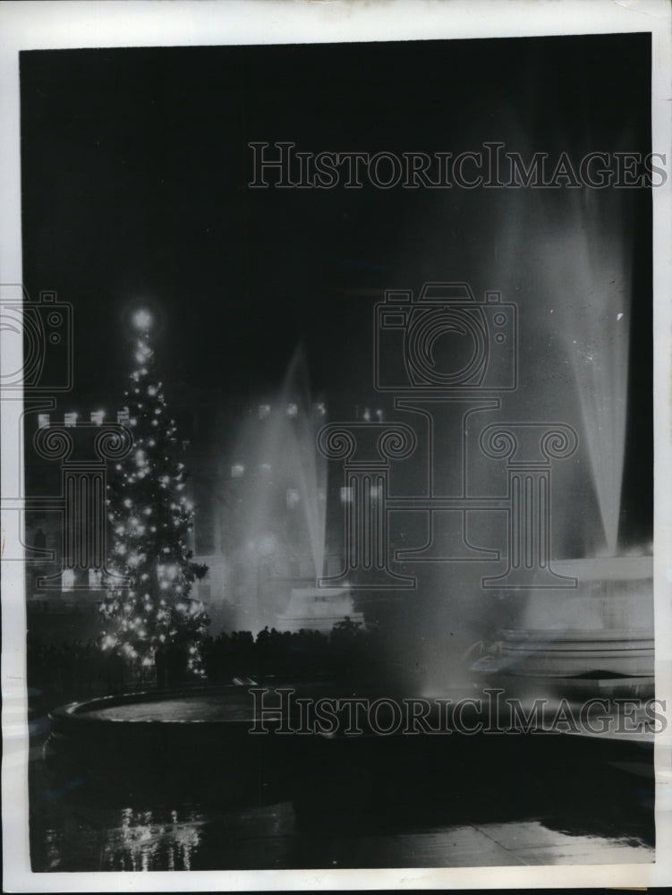 1949 Press Photo Trafalgar Square Softened by Glow of Giant Christmas Tree