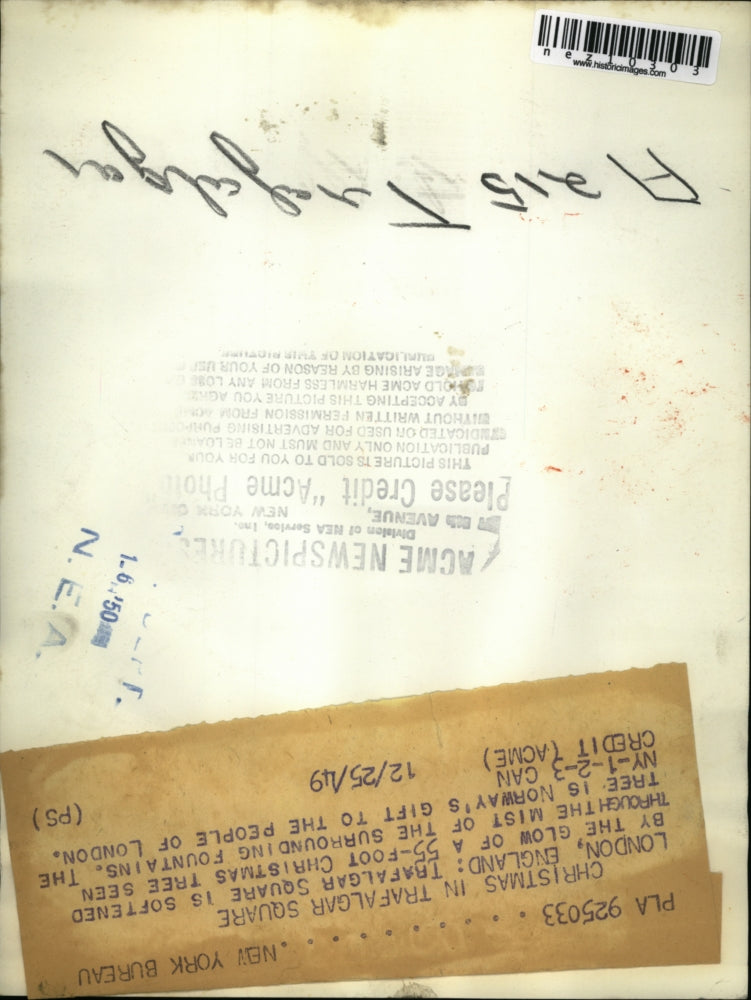 1949 Press Photo Trafalgar Square Softened by Glow of Giant Christmas Tree