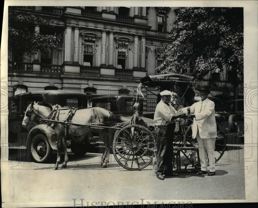 1934 Press Photo White House Custodian Pannell Presented Roosters for President