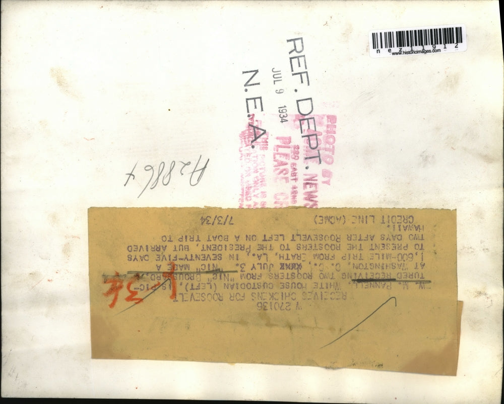 1934 Press Photo White House Custodian Pannell Presented Roosters for President