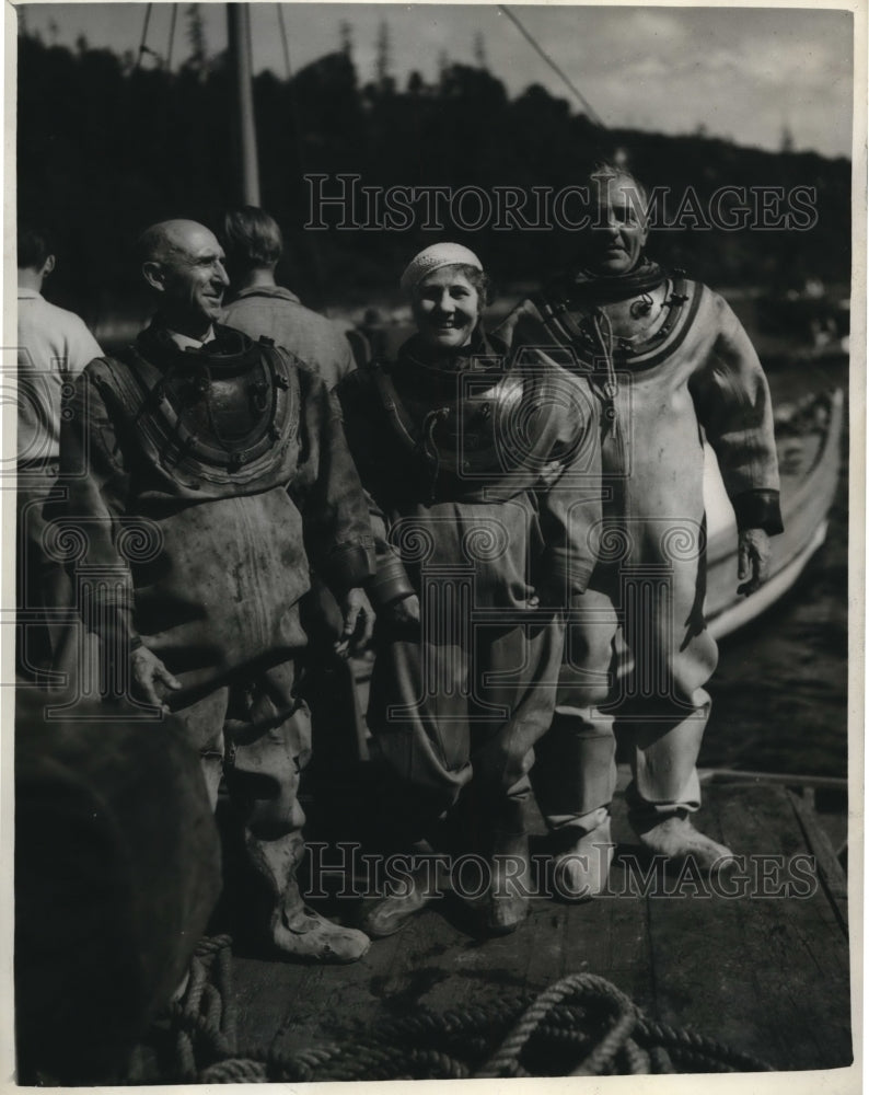 1936 Press Photo First Underwater Wedding. Despite Leaky Suits, the Couple Marry- Historic Images