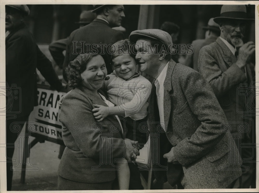 1938 Press Photo French Reservist bids farewell, leaves for Maginot Line