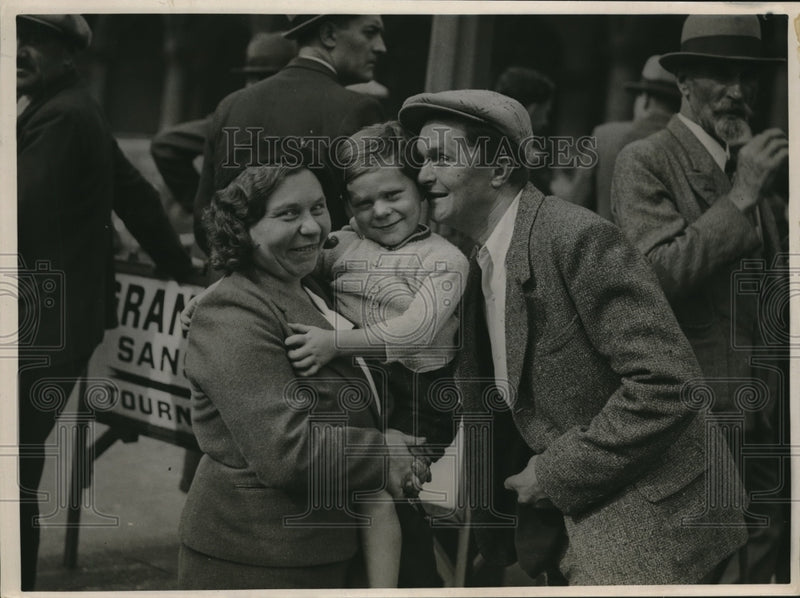 Load image into Gallery viewer, 1938 Press Photo French Reservist bids farewell, leaves for Maginot Line
