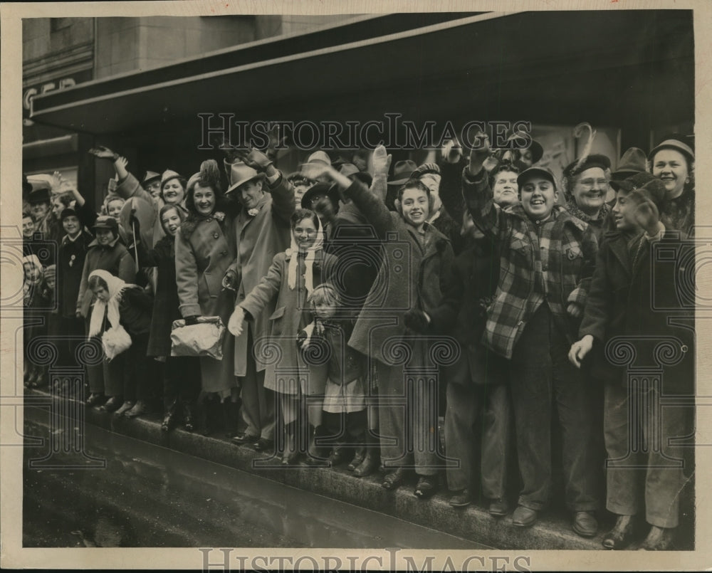 1950 Press Photo crowd watching the St. Patrick's Day parade in Cleveland