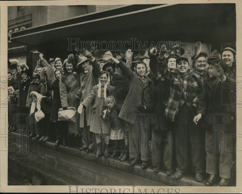 Load image into Gallery viewer, 1950 Press Photo crowd watching the St. Patrick's Day parade in Cleveland
