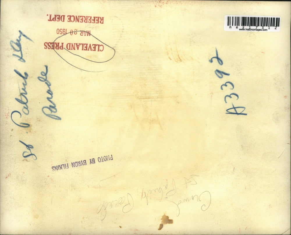 1950 Press Photo crowd watching the St. Patrick's Day parade in Cleveland