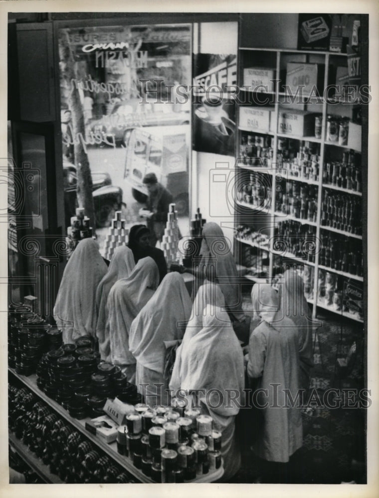 1964 Press Photo veiled women shopping at newly opening gov&#39;t shop in Algiers- Historic Images