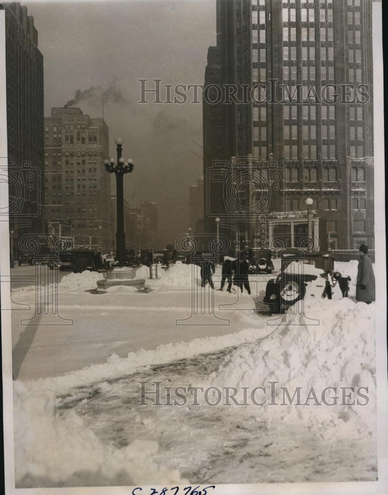 Load image into Gallery viewer, 1934 Press Photo freak snowstorm hits Chicago, crippling traffic for a day
