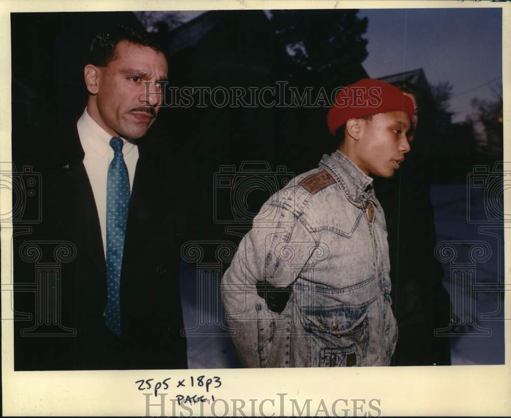 1994 Press Photo Ivyleen Grace Brown is led away by Detective Ariel Melendez- Historic Images