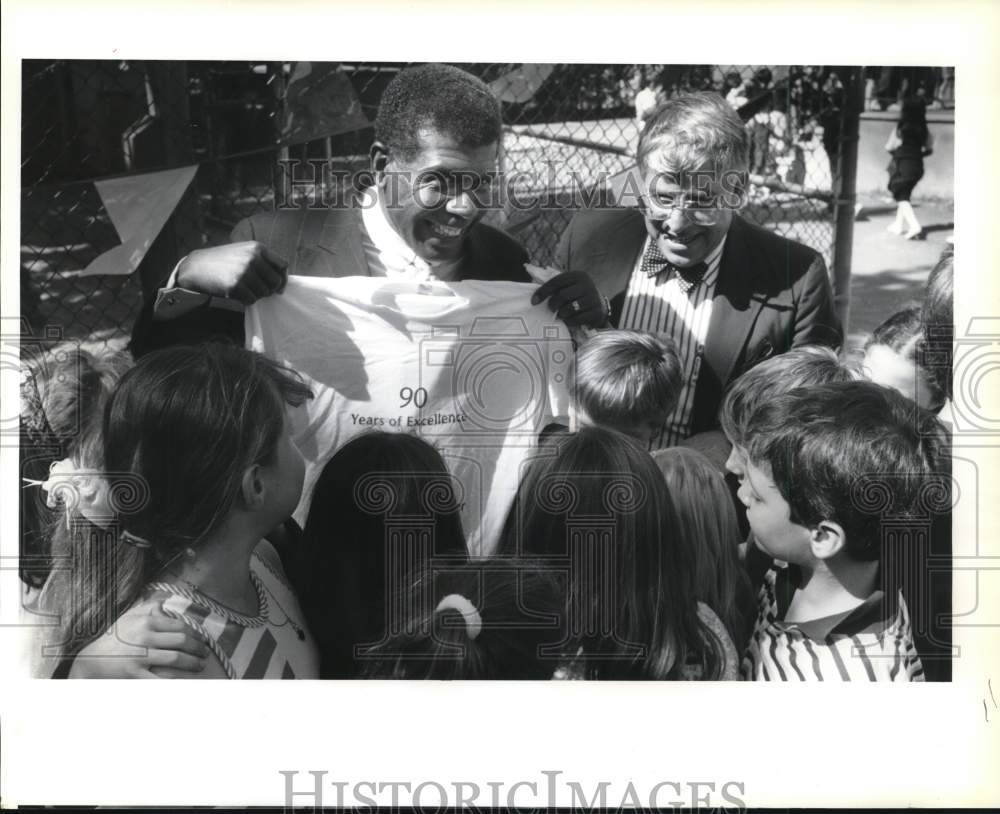 1990 Press Photo New Haven Mayor John Daniels with Worthington Hooker Students- Historic Images