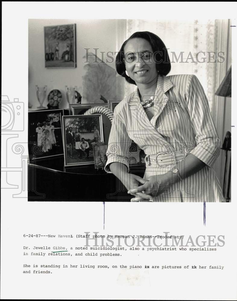 1987 Press Photo Dr. Jewelle Gibbs with Photographs of Family, Friends at Home- Historic Images