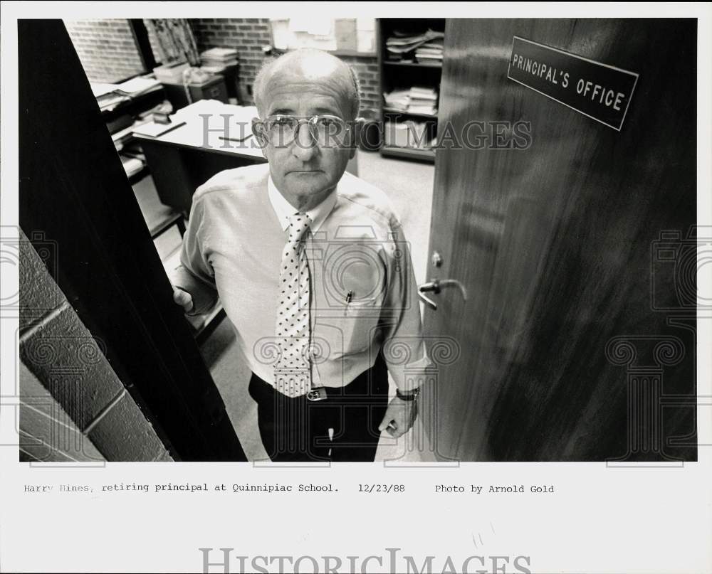 1988 Press Photo Harry Hines, retiring Principal of Quinnipiac School- Historic Images