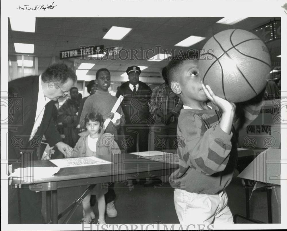 1992 Press Photo Eddie Bradley, Basketball Contest, New Haven Police Department- Historic Images