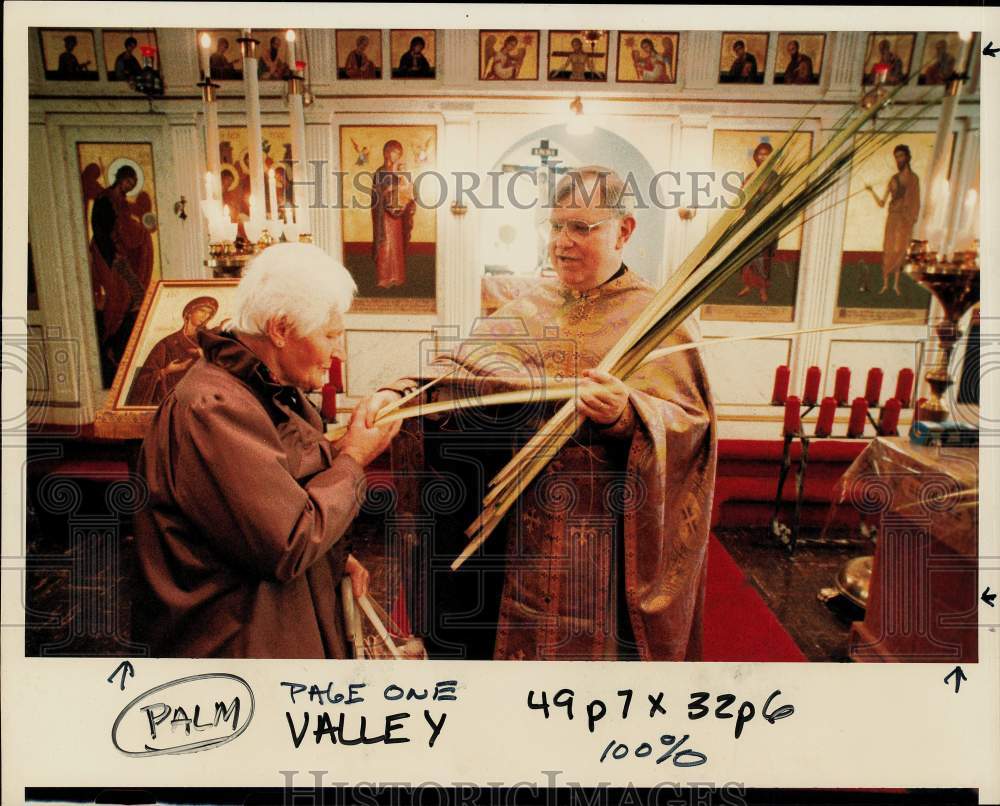 1993 Press Photo Rev. Joel McEachen presents Palm Fronds at Holy Trinity Church- Historic Images