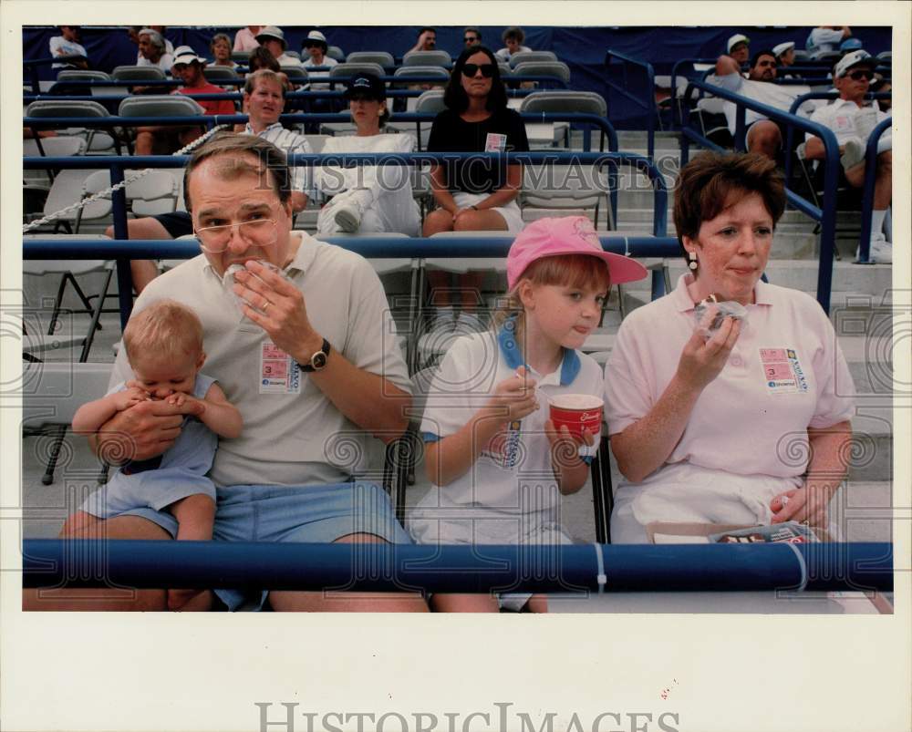 1993 Press Photo Manula Family of Stamford at Connecticut Tennis Center Game- Historic Images