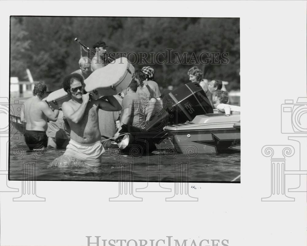 1990 Press Photo Tom Randall with Guitar at Connecticut River Raft Race- Historic Images