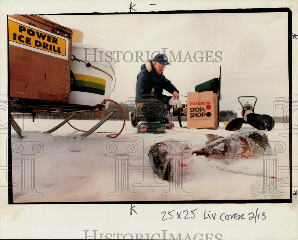 1994 Press Photo Joe Sozniak ice fishing on Messerschmidt Pond, Westbrook- Historic Images