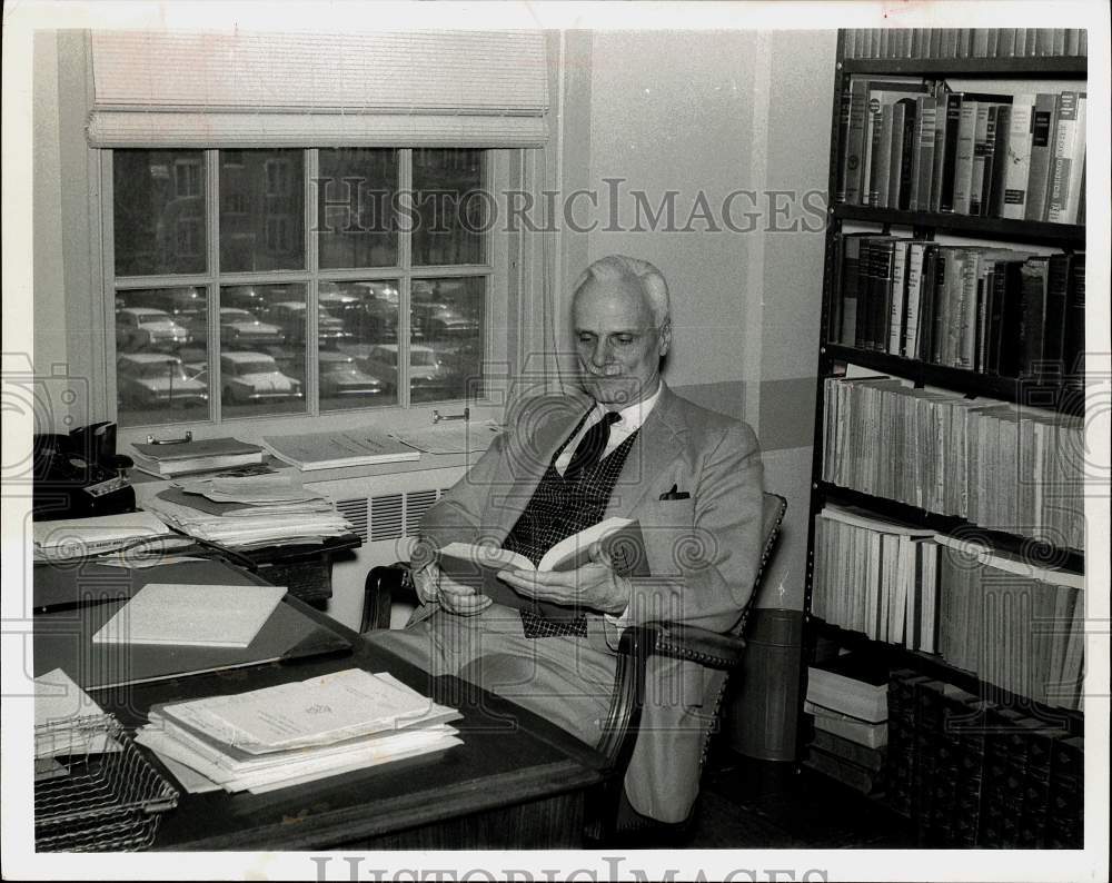 1964 Press Photo University of Connecticut Provost Albert E. Waugh - nha12558- Historic Images