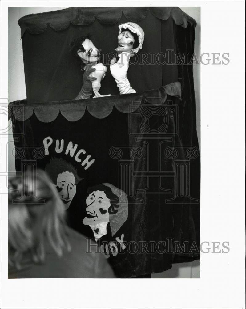 1990 Press Photo Neil Cowan performs puppet show at museum in Meriden- Historic Images