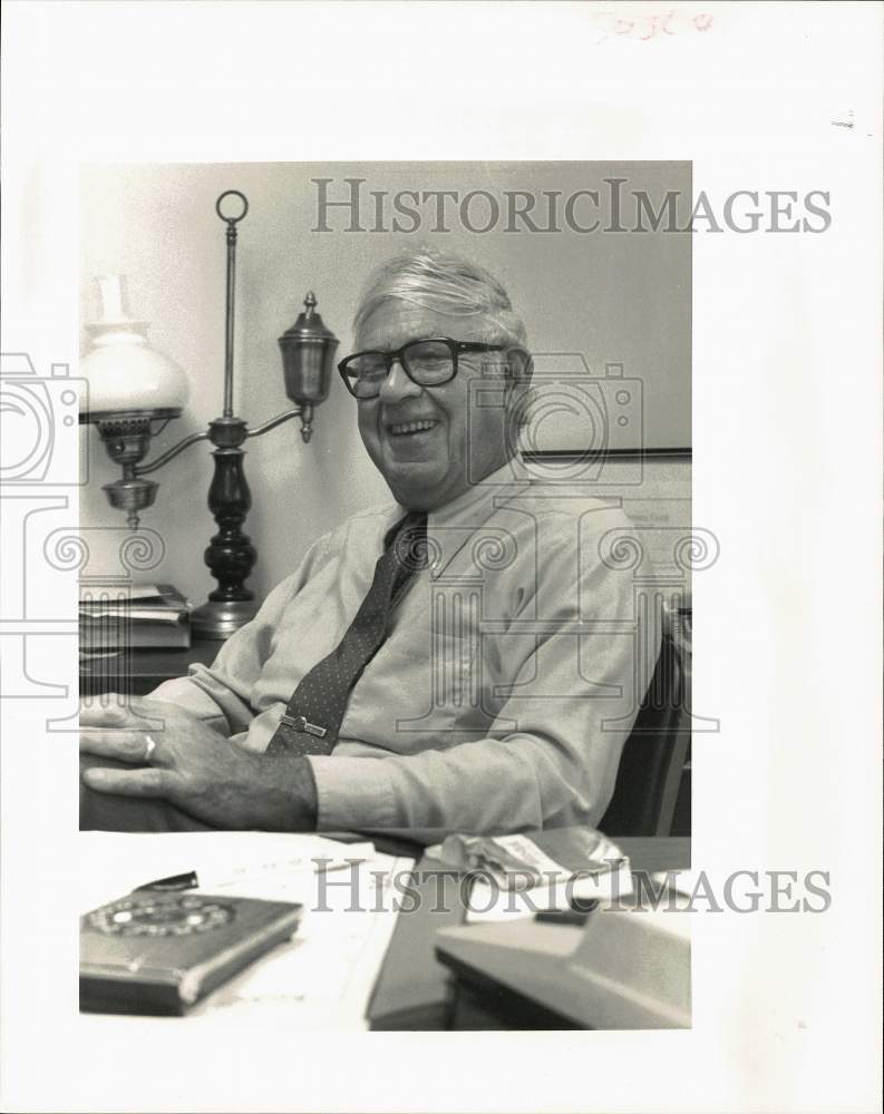 1983 Press Photo Irving Saslow in his office - nha13525- Historic Images