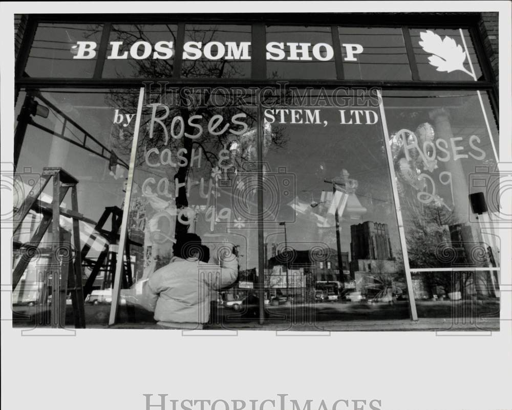 1992 Press Photo Gary Arnold paints Lettering on The Blossom Shop Windows- Historic Images