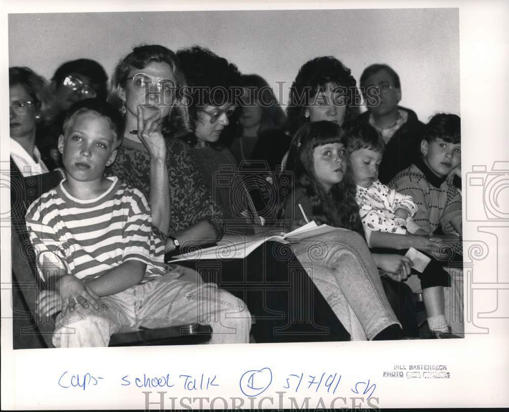 1991 Press Photo Children at Torrington City Hall Meeting - nht02082- Historic Images