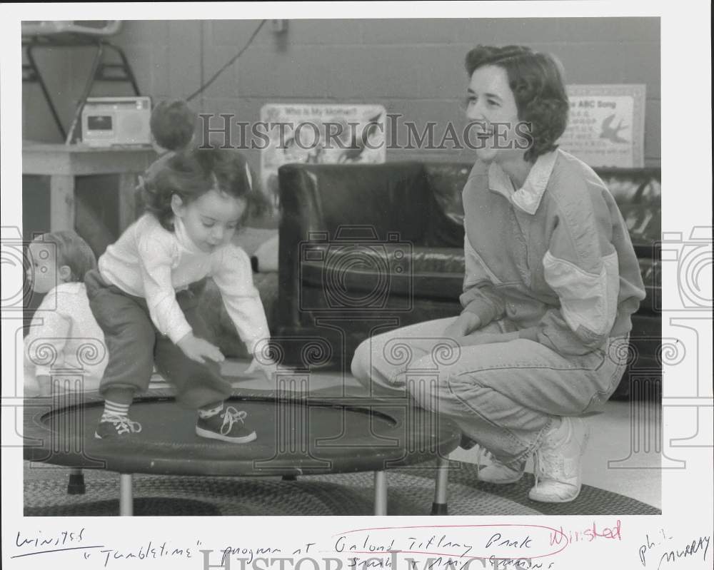 Press Photo Sarah and Amy Simmons, Tumbletime at Galond Tiffany Park in Winsted- Historic Images