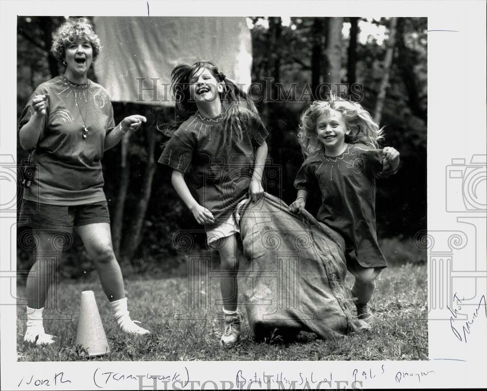 Press Photo Potato Sack Race in Batcheller School PALS program in Winsted- Historic Images