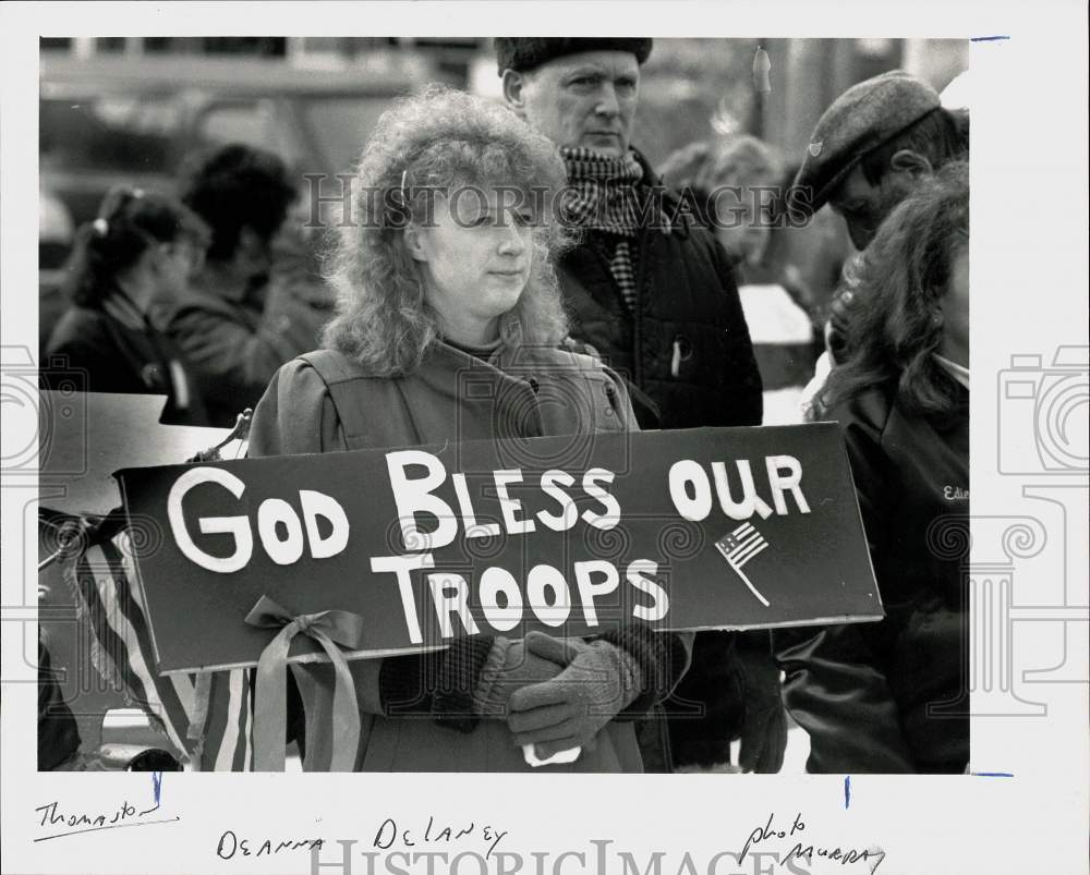 Press Photo Deanna Delaney with &quot;God Bless Our Troops&quot; Sign in Thomaston- Historic Images