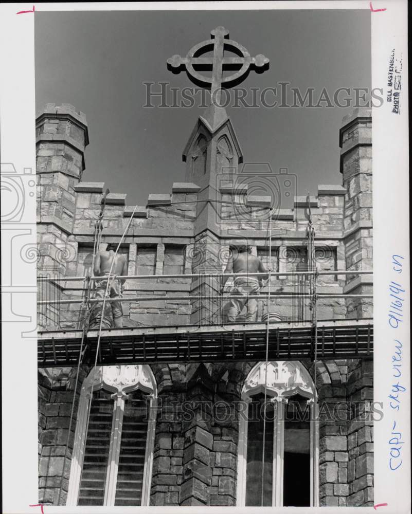 1991 Press Photo Construction Workers at St. Thomas Church, Connecticut- Historic Images