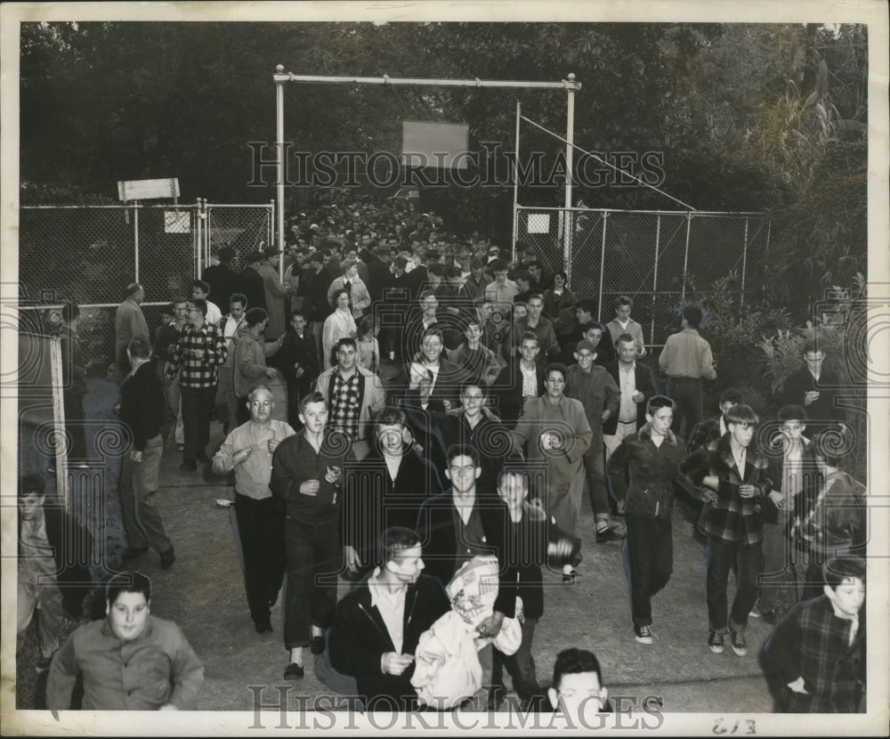 1954 Press Photo Sugar Bowl Fans Line To Buy Tickets, Some Slept Outside Stadium- Historic Images