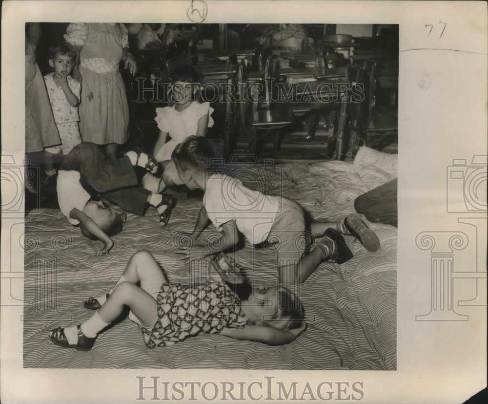 1950 Press Photo No Worries About the Outside Elements From the Robin Children- Historic Images