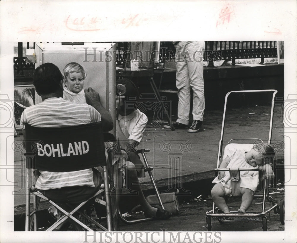 1965 Press Photo Baby sleeping while street artist draws portrait in New Orleans- Historic Images