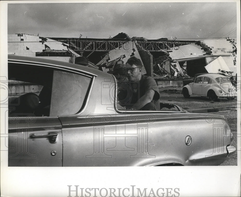 1869 Press Photo Broken back window car-Navy Seabee Station, Hurricane Camille- Historic Images