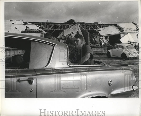 1869 Press Photo Broken back window car-Navy Seabee Station, Hurricane Camille- Historic Images