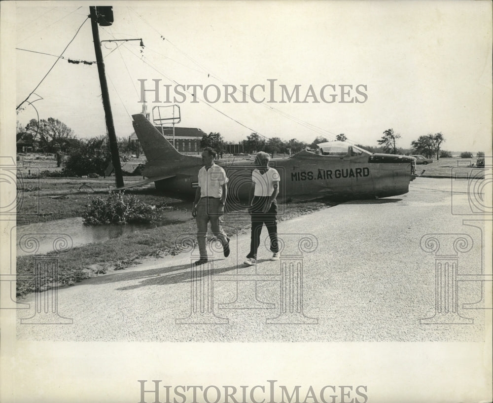 1969 Press Photo Plane Off the Road at the Beach in Gulfport, MS- Historic Images