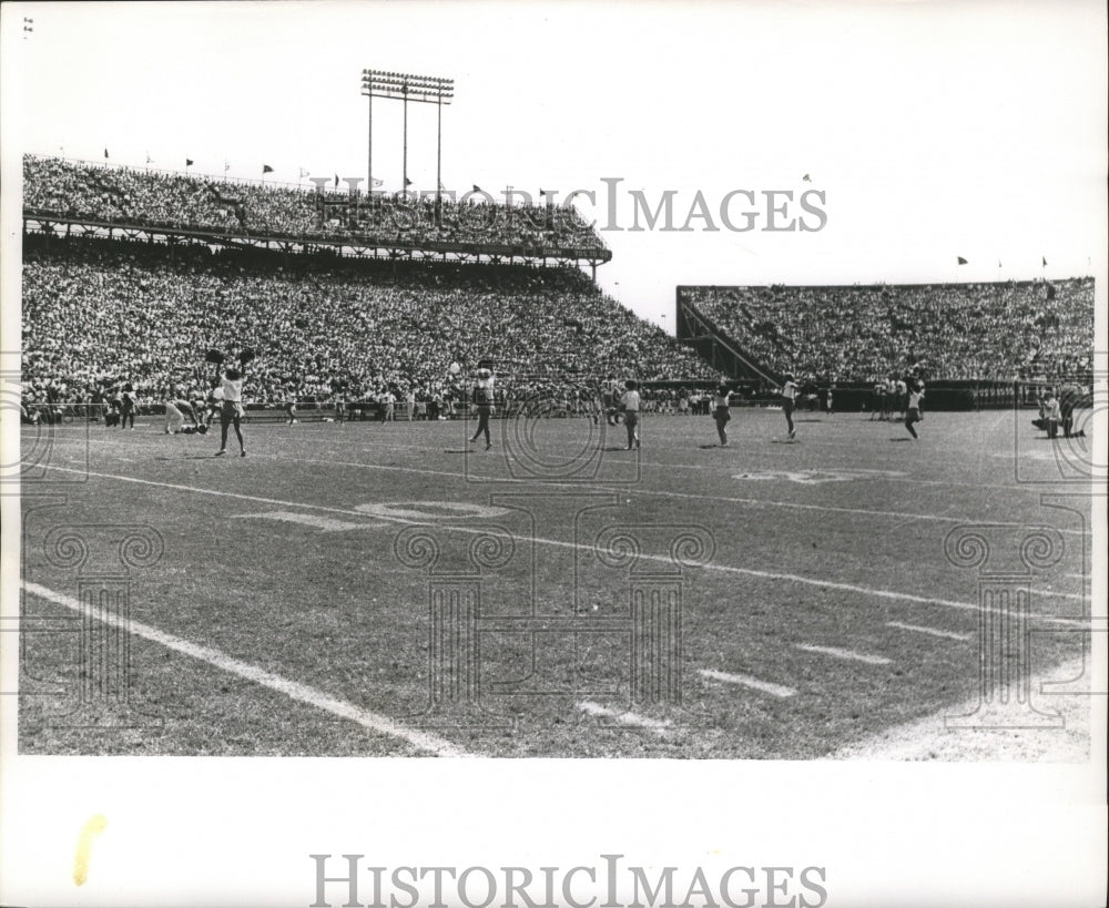 1967 Press Photo New Orleans Saints Playing Football in Full Stadium - noa00792- Historic Images