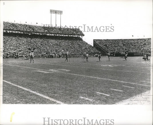 1967 Press Photo New Orleans Saints Playing Football in Full Stadium - noa00792- Historic Images