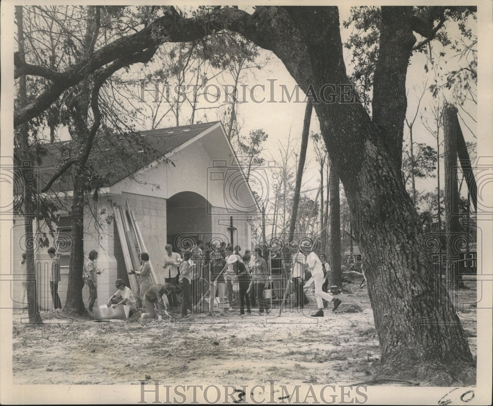 1969 Press Photo Rebuilding Beach Baptist Church after Hurricane Camille- Historic Images