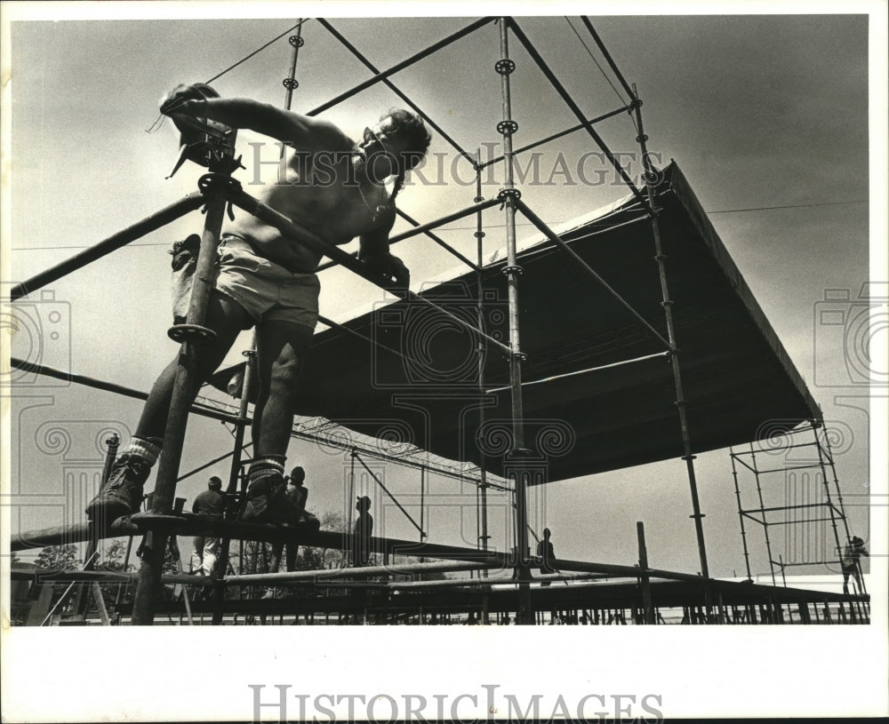 1988 Press Photo Man Building Roof for Jazz Fest- Historic Images