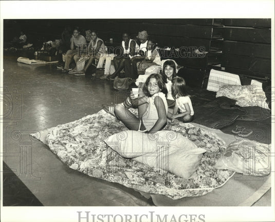 1979 Press Photo Hurricane Frederick - Refugees wait out the storm. - noa01074